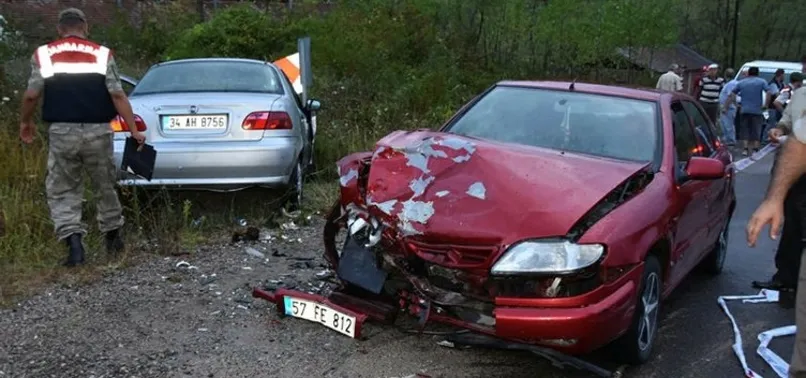 Sinop'ta iki otomobil çarpıştı: 1 ölü, 6 yaralı!
