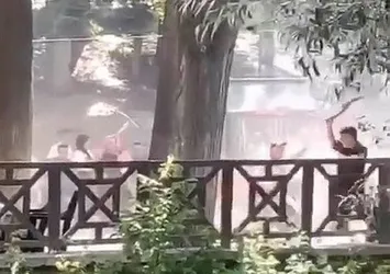 Konya'da tarım işçileriyle esnaf arasında meydan muharebesi! Taşlı sopalı kavga kamerada! 1'i ağır 8 yaralı