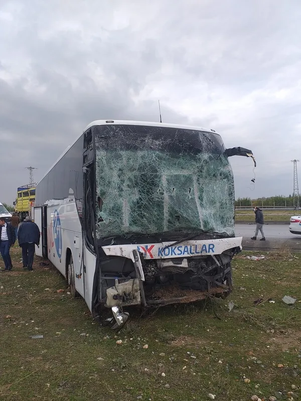 mersinde-yolcu-otobusu-ile-kamyon-carpisti-cok-sayida-yarali-var-1644311105967.jpg Mersin’de yolcu otobüsü ile kamyon çarpıştı! Çok sayıda yaralı var - 1