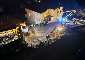 Beykoz’da iki katlı binanın önündeki istinat duvarı çöktü