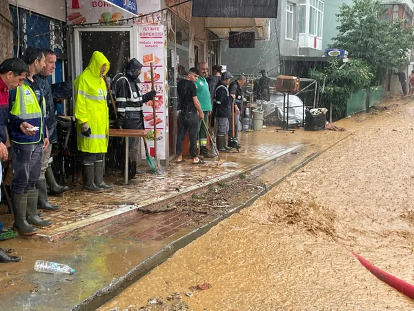 İstanbul sele teslim olurken İmamoğlu ortalıkta görülmedi! Sosyal medya soruyor: Neredesin İmamoğlu? - 2