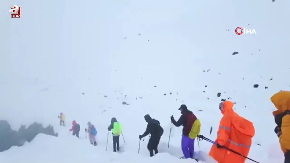 Everest’teki kar fırtınası nedeniyle bin kişi dağda mahsur kaldı