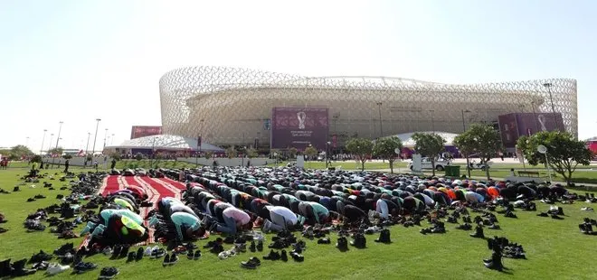 Dünya Kupası’nda muhteşem cuma görüntüsü! Stat çevresinde binlerce insan namaz kıldı