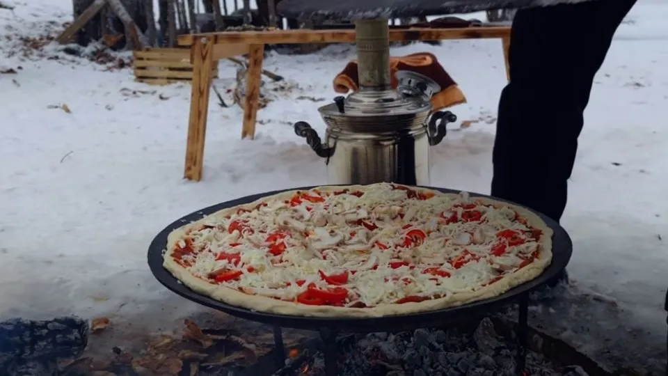 Azeri çift karın ortasında sacda pizza yaptı! O anları paylaşan Azeri çift sosyal medyada gündem oldu