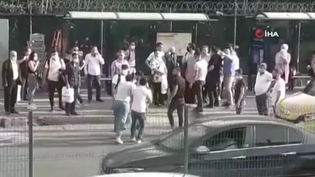 istanbulda-e-5te-suruculer-tekme-tokat-birbirine-girdi-kavga-ani-kamerada-1625125990463.jpg İstanbul'da E-5’te sürücüler tekme, tokat birbirine girdi! Kavga anı kamerada - 2