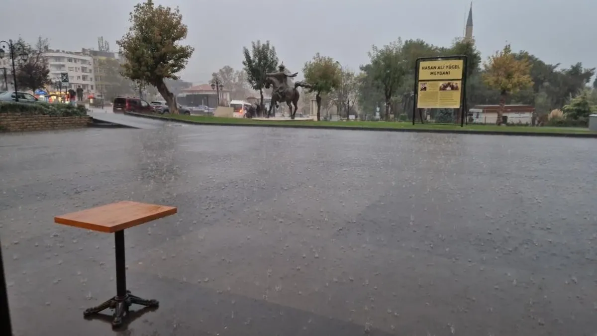 Tekirdağ'da şiddetli yağış sokakları göle çevirdi