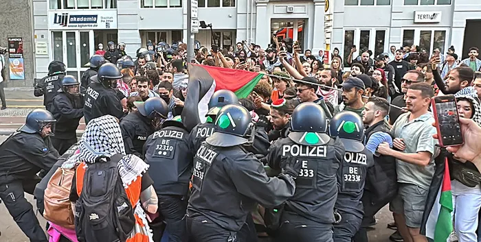 berlinde-filistine-destek-gosterileri-sozde-ozgurlukler-ulkesinde-polis-mudahalesi-almanya-medyasi-yalan-soylu-1720900001344.jpg Berlin'de Filistin'e destek gösterileri! Sözde özgürlükler ülkesinde polis müdahalesi | "Alman medyası yalan söylüyor" sloganları... - 4