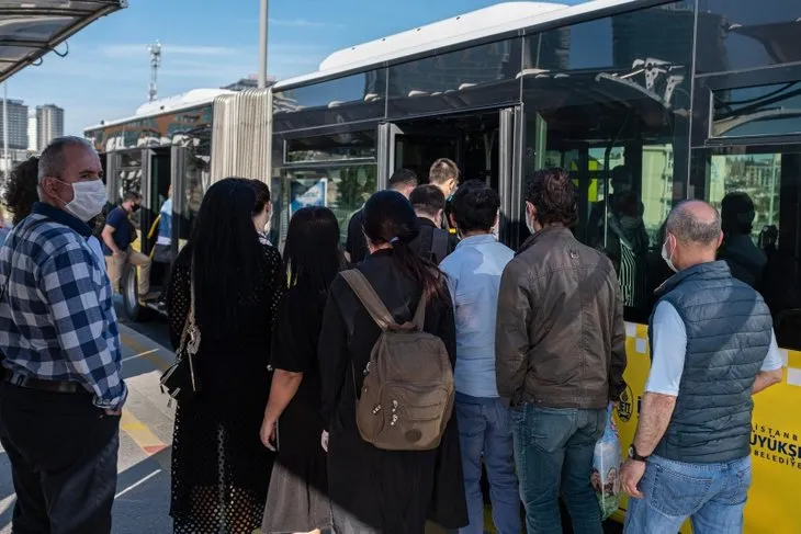 İstanbul’da her sabah aynı manzara! Metrobüs ve duraklarda sosyal mesafe hiçe sayıldı