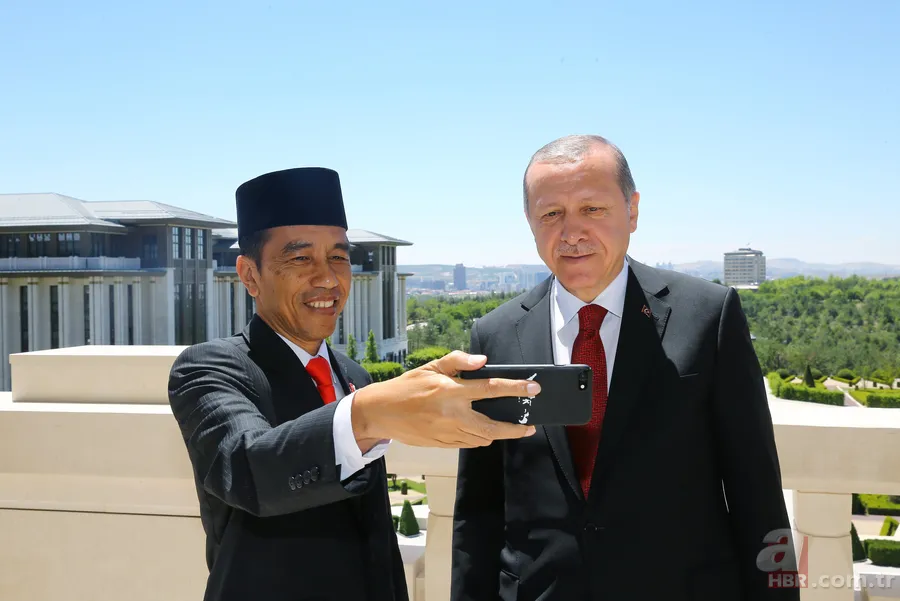 Erdoğan ve Widodo, Külliye'nin balkonunda özçekim yaptı 1
