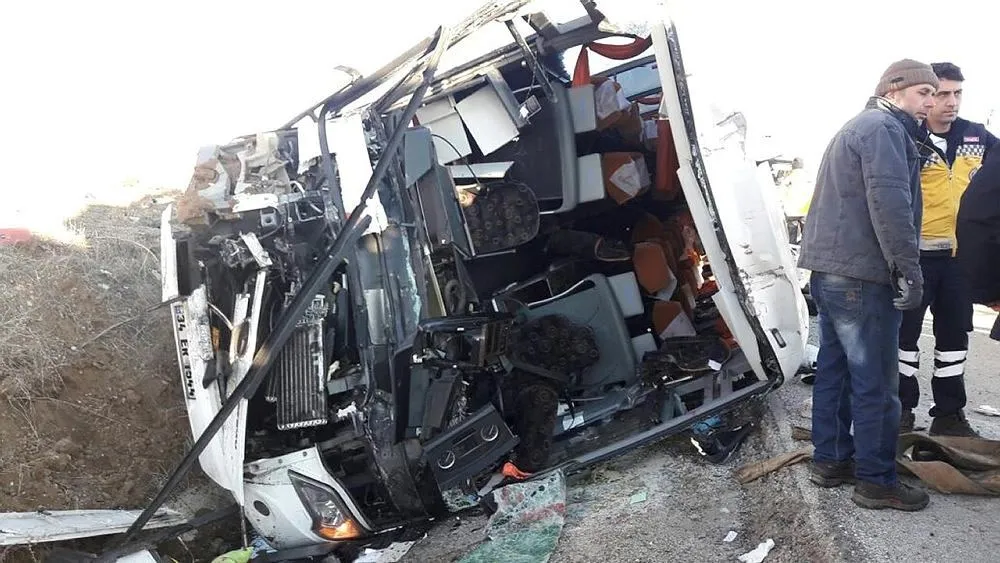 Afyonkarahisar'da otobüs devrildi: 30 yaralı - 1