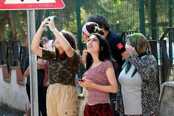 Adana’da intihar girişimini izleyen vatandaşlar sosyal mesafeyi unuttular - 1