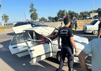 Başıboş ata araba çarptı: 3 yaralı