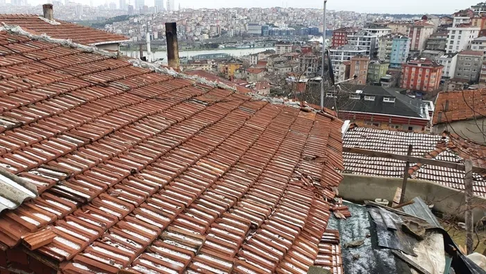 Son dakika: İstanbul'da korkunç kaza! Eyüpsultan'da su taşıyan kamyonet gecekondunun üzerine uçtu - 1