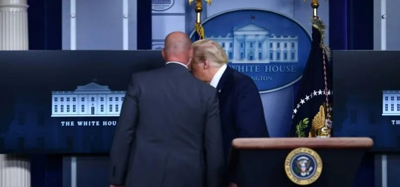 Son dakika: ABD Başkanı Trump salondan çıkarıldı!
