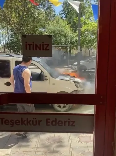 bursada-seyir-halindeki-arac-alev-alev-yandi-1659507169010.jpg Bursa’da seyir halindeki araç alev alev yandı - 1