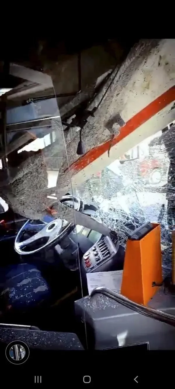 iett-otobusu-kontrolden-cikip-beton-mikserine-carpti-1731171770032.jpeg İETT otobüsü beton mikserine çarptı! Şoför yaralandı - 1