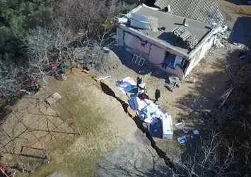 Gaziantep'te dehşete düşüren kare! Deprem köyü ortadan ikiye böldü