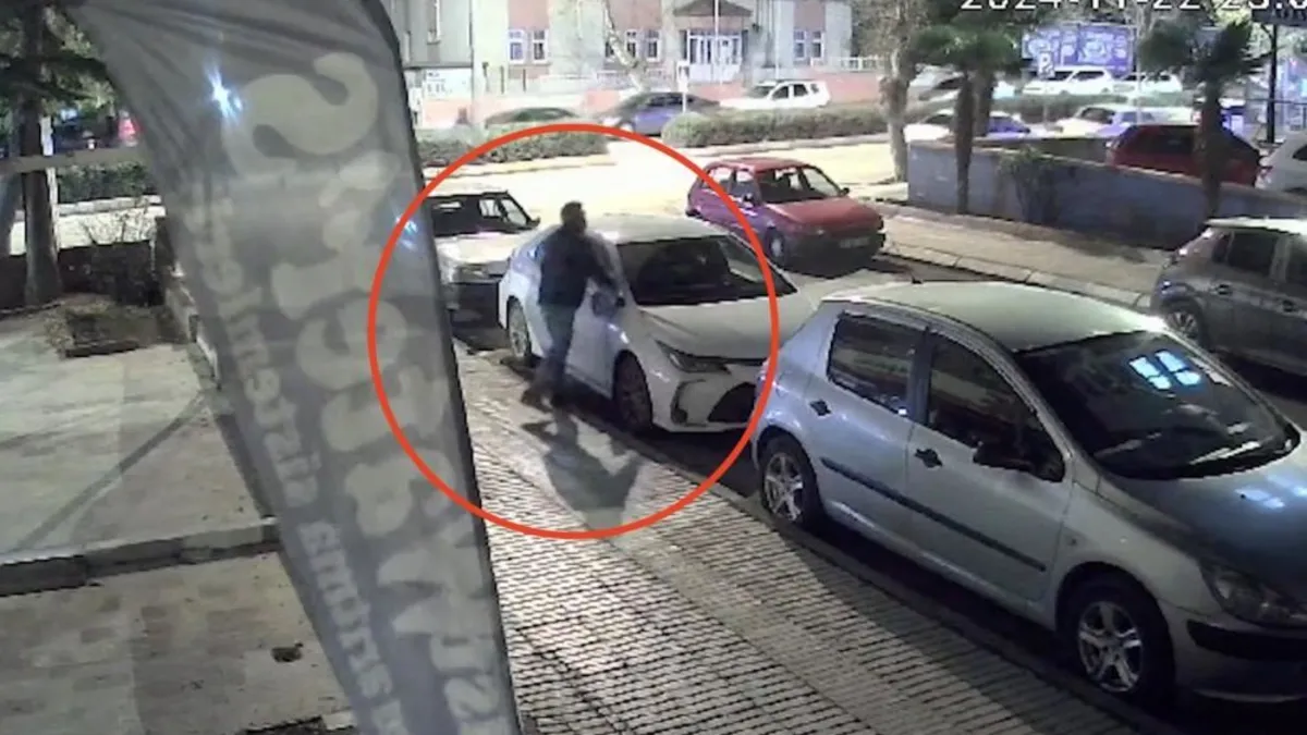 Yaptığı pes dedirtti! Çok sayıda aracın aynasını kırdı | Gözaltına alındı