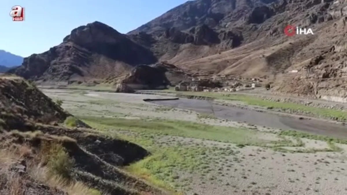 Erzurum'da baraj suları çekildi tabiat yeniden yeşerdi