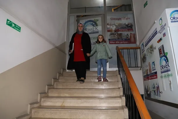 7-yasindaki-zeynep-engelleri-annesiyle-asti-kizinin-sol-yani-oldu-1667733483133.jpg 7 yaşındaki Zeynep engelleri annesiyle aştı! Kızının sol yanı oldu - 2