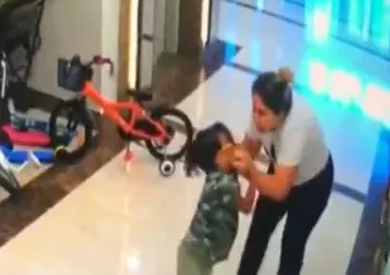 Cani kadın küçük çocuklara dehşet yaşattı: Anne bana yardım et