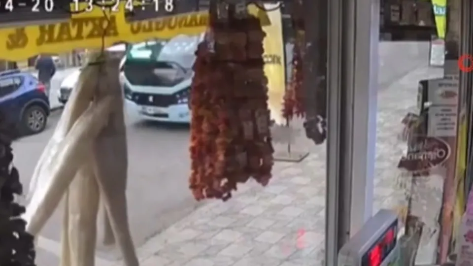 Karabük’te fırtına reklam panosunu devirdi