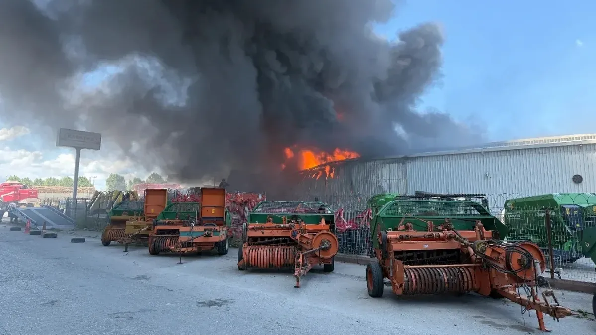Tesisin çöplük alanında yangın; ekipler müdahale ediyor