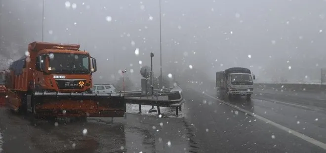 Bolu Dağı’nda kar yağışı ve sis etkili oluyor: Ekiplerden sürücülere uyarı