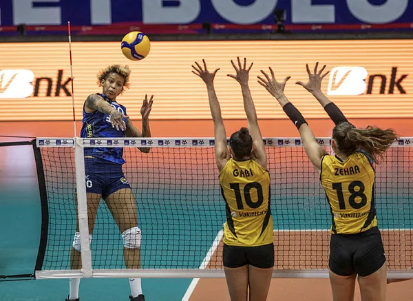 Son dakika: VakıfBank Fenerbahçe’yi yenerek Kupa Voley şampiyonu oldu