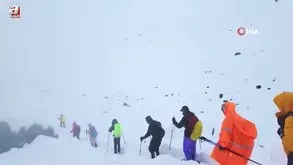 Everest’te bin kişi dağda mahsur kaldı