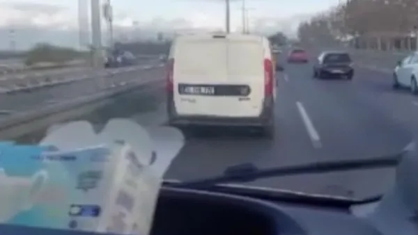 surucunun-umursamazligi-kameralara-yansidi-ambulans-dakikalarca-siren-caldi-yol-vermedi-1668582071235.jpg Sürücünün şoke eden duyarsızlığı kameralara yansıdı! Ambulans dakikalarca siren çaldı yol vermedi - 1