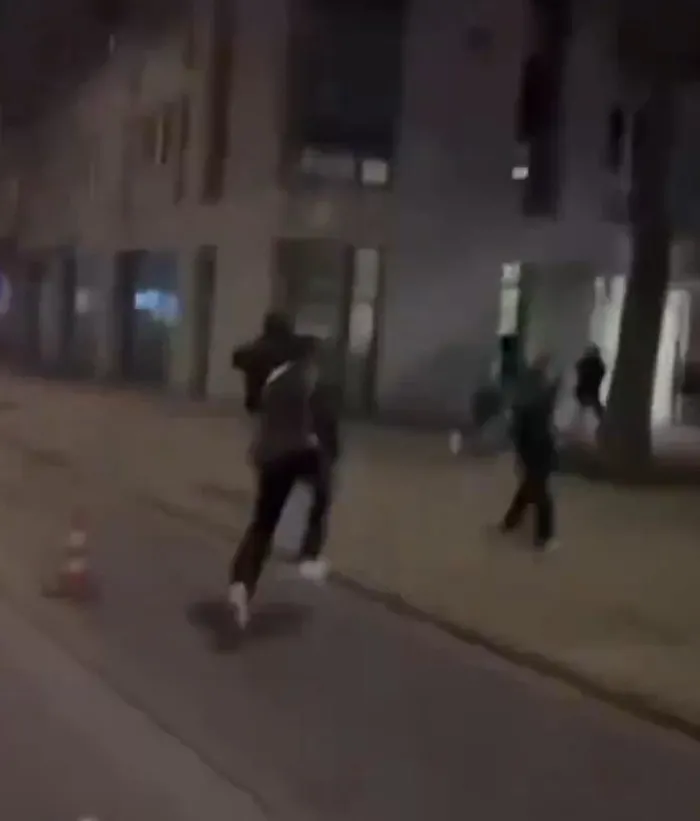 almanyada-turk-konsolosluguna-alcak-saldiri-saldirganlar-tas-ve-sopalarla-1711505093690.jpeg Provokasyon Almanya'ya sıçradı! Türk Konsolosluğu'na alçak saldırı: Ellerde taş ve sopalar... - 2