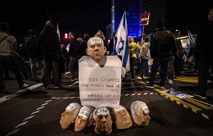 israilde-sokaklar-yangin-yeri-bibiye-istifa-cagrisi-hukumeti-devirme-sozu-1734858820261.jpg Gazze’de ateşkes ve esir takası talebiyle Tel Aviv’de düzenlenen gösteriler sürüyor (AA)