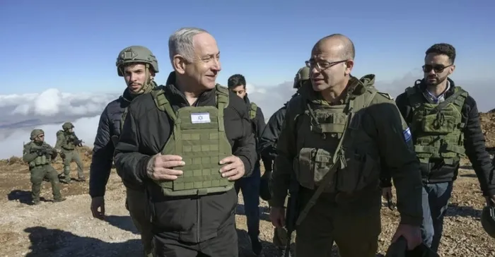 israilli-orgutten-arzi-i-mevudu-gerceklestirme-plani-once-lubnan-sonra-suriye-1734863990948.jpg İsrail Başbakanı Binyamin Netanyahu Suriye sınırında (AA)
