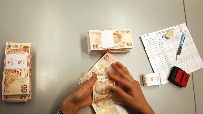 borcunu-odeyemeyen-chpli-belediyeye-haciz-makam-odasi-bosatildi-savunmalari-pes-dedirtti-1724184427815.jpg Döşemealtı Belediye Başkanı Dal'ın makam odasındaki eşyalar, ödenmeyen borç nedeniyle haczedildi.