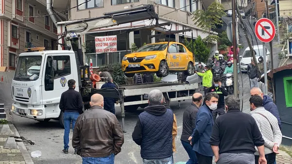Ters yönden gelen kamyonete yol verdi! Devrilen taksi 30 metre sürüklendi - 1