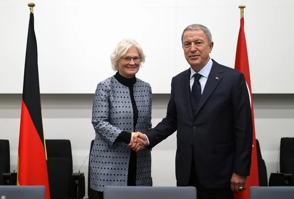 Bakan Hulusi Akar’dan NATO Zirvesinde Yunanistan Savunma Bakanı Nikolaos Panagiotopoulos’a yüzme dersi