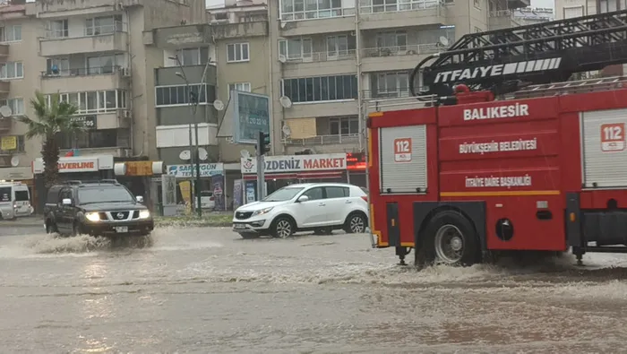 Son dakika | Balıkesir Bursa ve İzmir! Sağanak yağış sonrası ortalık savaş alanına döndü - 3