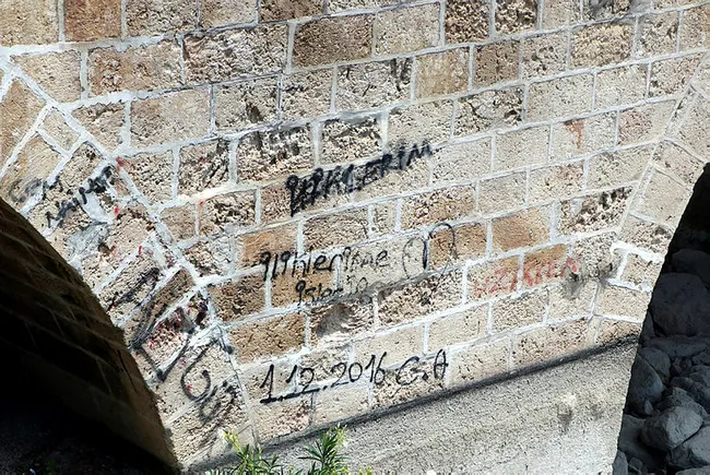 Adana'da tarihe saygısızlık! 16 asırlık köprüye yine sprey boyayla yazı yazdılar - 6