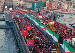 Spor camiası, Filistin'e destek olmak için Galata Köprüsü'nde düzenlenen eyleme katıldı