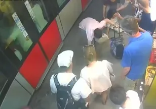 Sirkeci'de tramvay kadına çarptı
