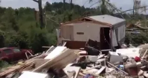 Hortum evleri yıktı geçti