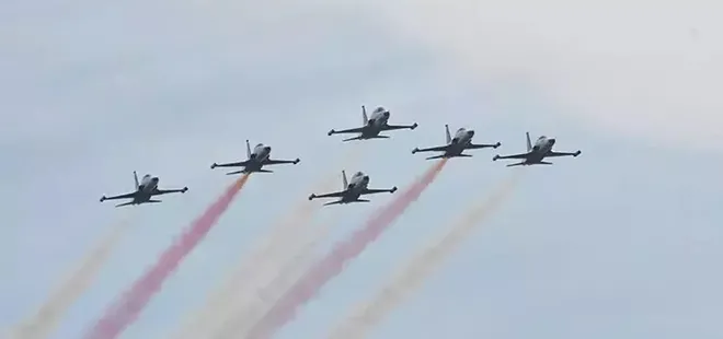 Türk Yıldızları'ndan Çorlu'da gösteri uçuşu