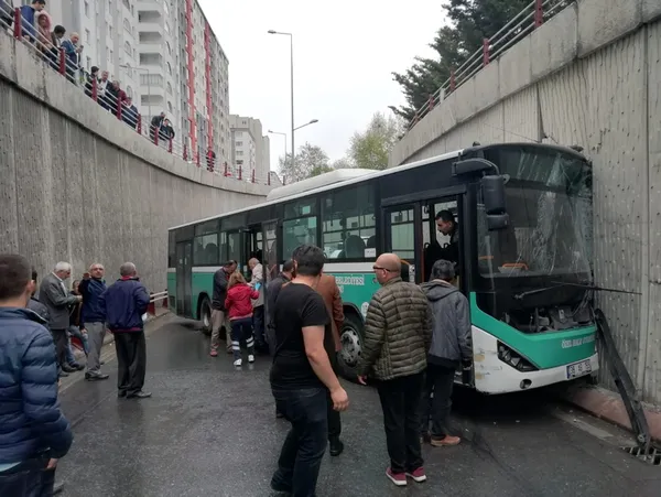 Kayseri'de feci kaza! 3 araca çarparak durabildi - 1