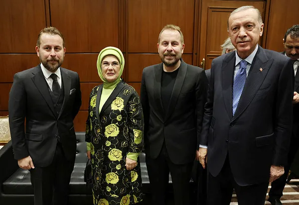 baskan-erdogan-omur-ve-yunus-emre-akkor-kardesleri-baristirdi-1671649933981.jpg Başkan Erdoğan Ömür ve Yunus Emre Akkor kardeşleri barıştırdı - 4