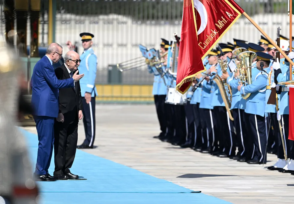 kulliyede-kritik-zirve-baskan-erdogan-cezayirli-mevkidasi-abdulmecid-tebbunu-kabul-etti-1778161993858.jpg Başkan Erdoğan mevkidaşı Tebbun'u resmi törenle karşıladı (Foto: AA)