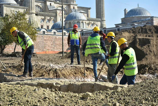Selimiye Camii’nin çevre düzenlemesinde Roma dönemine ait aile mezarı bulundu