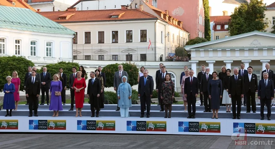NATO liderleri ve eşleri akşam yemeğinde! Başkan Erdoğan ve eşi Emine Erdoğan da katıldı 21