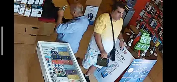 Turist gibi davranıp sahte dolarla 2 cep telefonu aldı - 2
