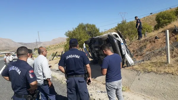 elazigda-otomobil-yan-yatti-1-kisi-yaralandi-1659163193999.jpg Elazığ’da otomobil yan yattı 1 kişi yaralandı - 1